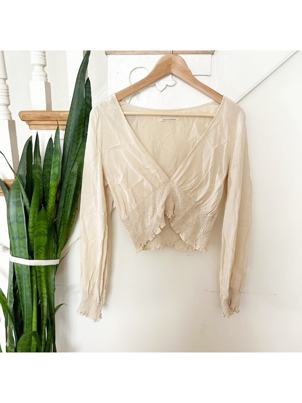 UO Urban Outfitters Cream Long Sleeve Smocked Waist Cropped Top Blouse Size M - Picture 1 of 6